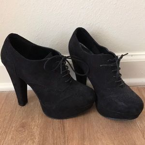 Black Suede Closed-Toed Heels 👠